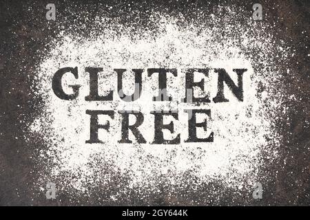 Glutenfrei in Mehl auf Backblech geschrieben, flach legen Stockfoto