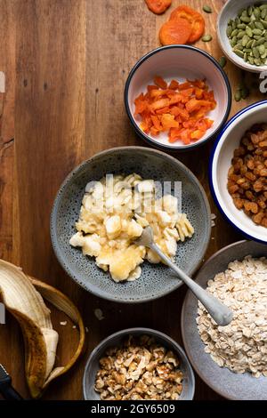 Zutaten für gesunde Bananenmüsli-Kekse. Stockfoto
