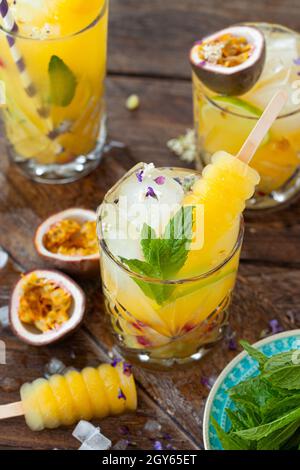 Eiskalter Cocktail mit frischem Passionsfrucht und Minzblättern Stockfoto
