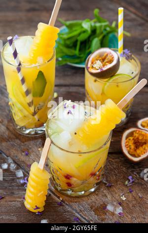 Eiskalter Cocktail mit frischem Passionsfrucht und Minzblättern Stockfoto