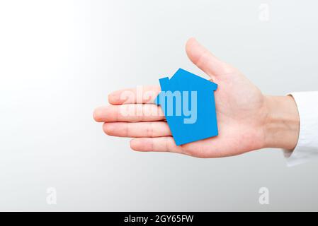 Eine junge Geschäftsfrau Holding präsentiert sich in Business Outfit zu Hause Stockfoto