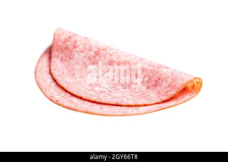 Geräucherte Salami in Scheiben geschnitten, isoliert auf weißem Hintergrund. Stockfoto