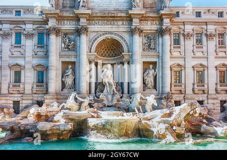 Blick auf den Trevi-Brunnen, das Wahrzeichen der Stadt Rom, Italien, und einer der berühmtesten Brunnen der Welt Stockfoto