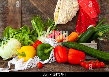 Bunte Vielfalt an frischem Gemüse auf rustikalem Holzhintergrund Stockfoto