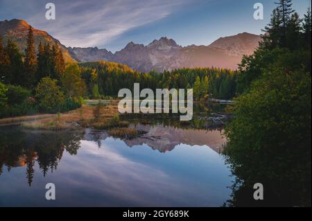 Erstes Morgenlicht in den Bergen. Schöne Landschaft am See. Wanderfoto. Hohe Tatra, Slowakei Stockfoto