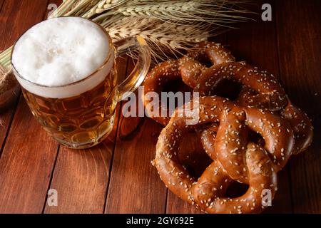 Bayrisch frisch gebackene hausgemachte weiche Brezel mit Bier. Rustikaler Stil. Oktoberfest Stockfoto