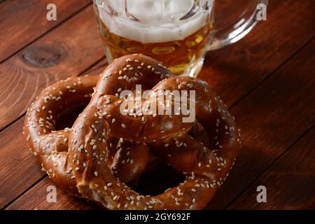 Bayrisch frisch gebackene hausgemachte weiche Brezel mit Bier. Rustikaler Stil. Oktoberfest Stockfoto