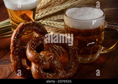 Bayrisch frisch gebackene hausgemachte weiche Brezel mit Bier. Rustikaler Stil. Oktoberfest Stockfoto