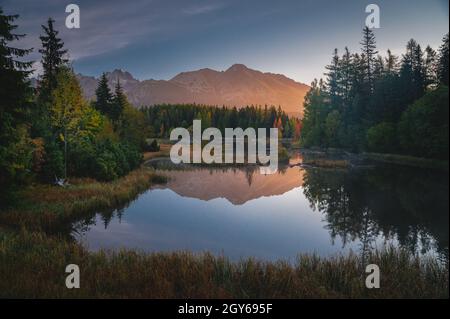 Erstes Morgenlicht in den Bergen. Schöne Landschaft am See. Wanderfoto. Hohe Tatra, Slowakei Stockfoto