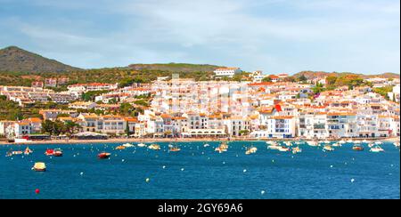 Spanien. Katalonien. Cadaques an der Costa Brava. Die berühmte Touristenstadt Spaniens. Schöner Blick auf das Meer. Stadtlandschaft. Stockfoto