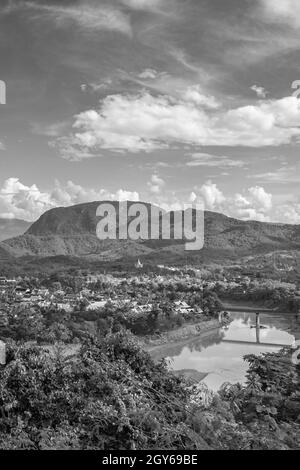 Schwarz-Weiß-Panorama der Landschaft Mekong Fluss und Luang Prabang Stadt in Laos Weltreise in Südostasien. Stockfoto