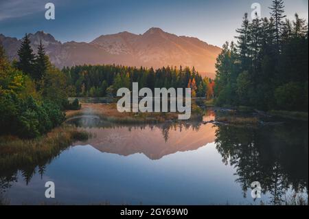 Erstes Morgenlicht in den Bergen. Schöne Landschaft am See. Wanderfoto. Hohe Tatra, Slowakei Stockfoto