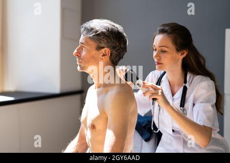 Dermatologe Überprüfung Der Haut Allergie Und Pigment Probleme Stockfoto