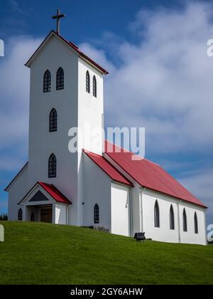 Hafnarfjordur, Island - 17. Juli 2021: Nahaufnahme einer traditionellen isländischen Kirche mit weißen Wänden und rotem Dach. Stockfoto