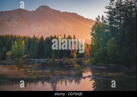 Erstes Morgenlicht in den Bergen. Schöne Landschaft am See. Wanderfoto. Hohe Tatra, Slowakei Stockfoto