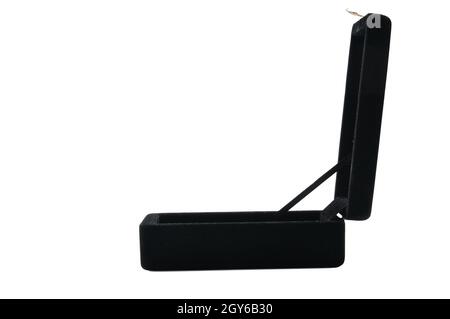 Schwarzer Samt Schmuckschatulle in einem isolierten weißen Hintergrund Stockfoto