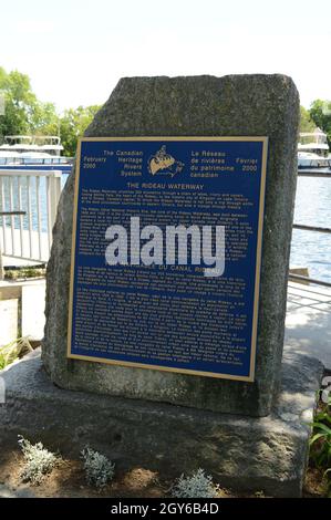 SMITHS FALLS, ONTARIO, CA, 16. JUNI 2021: Abgebildet ist ein großer Stein im Centennial Park, Smiths Falls mit Informationen über den Rideau Waterway Stockfoto