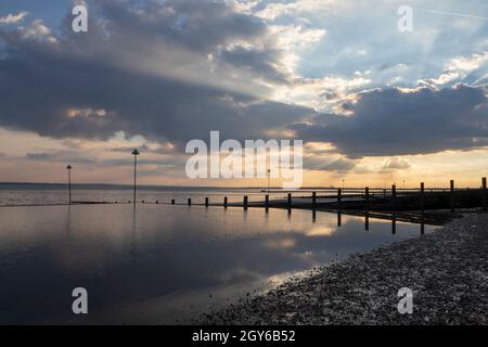 Sonnenuntergang am Chalkwell Beach, in der Nähe von Southend-on-Sea, Essex, England, Großbritannien Stockfoto