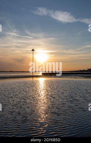Sonnenuntergang am Chalkwell Beach, in der Nähe von Southend-on-Sea, Essex, England, Großbritannien Stockfoto