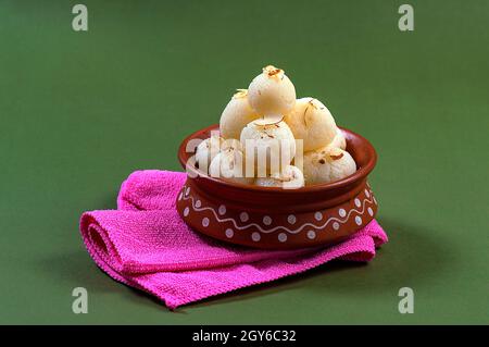 Indische Süß-Rasgulla, berühmten Bengalischen süß in Ton Schüssel mit Serviette Stockfoto