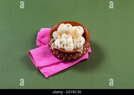 Indische Süß-Rasgulla, berühmten Bengalischen süß in Ton Schüssel mit Serviette Stockfoto