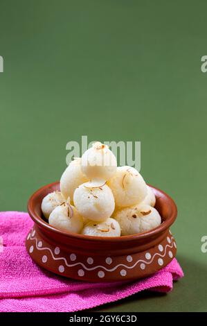 Indische Süß-Rasgulla, berühmten Bengalischen süß in Ton Schüssel mit Serviette Stockfoto