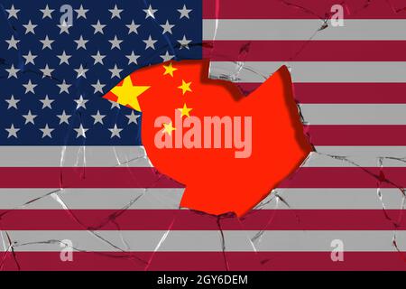 Flaggen der USA auf das zerbrochene Glas von der Flagge von China als Hintergrund/usa China Handelskrieg Konzept. Stockfoto