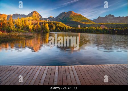 Hochauflösendes Panorama eines Bergsees in der Tatra, Strbske Pleso, Slowakei Stockfoto