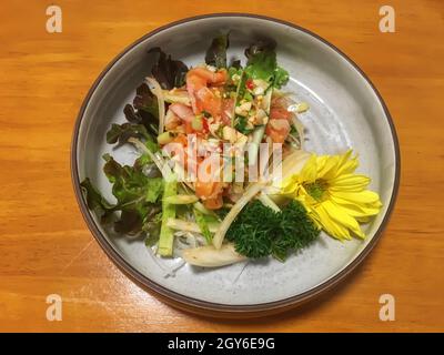 Lachssalat in Platte auf dem Holztisch. Stockfoto