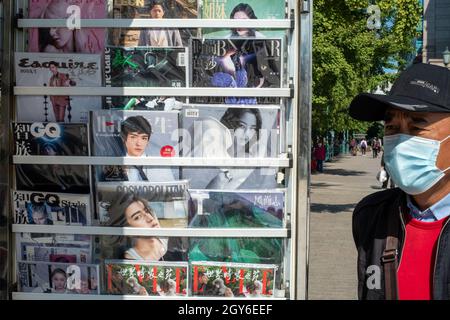 Zeitschriften im Regal an einem Zeitungsstand in Peking, China. 07-Okt-2021 Stockfoto