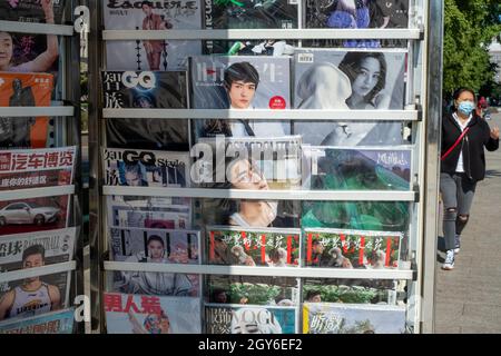 Zeitschriften im Regal an einem Zeitungsstand in Peking, China. 07-Okt-2021 Stockfoto