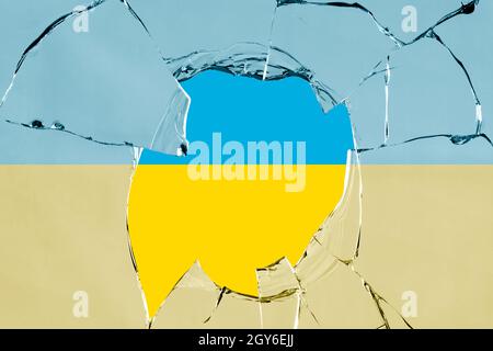 Flagge der Ukraine bei einem Glasbruch. Stockfoto