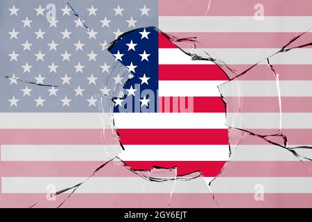 Flagge der Vereinigten Staaten von Amerika bei einem Glasbruch. Stockfoto