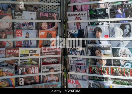 Zeitschriften im Regal an einem Zeitungsstand in Peking, China. 07-Okt-2021 Stockfoto