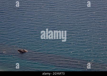 Der Felsen und das blaue Mittelmeer Stockfoto