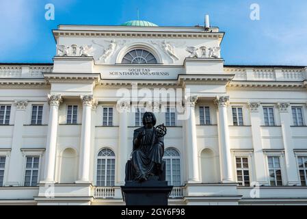 Warschau, Polen - 1. September 2018: Nicolaus Copernicus Denkmal im Staszic Palast, dem Sitz der Polnischen Akademie der Wissenschaften auf Krakowskie przed Stockfoto