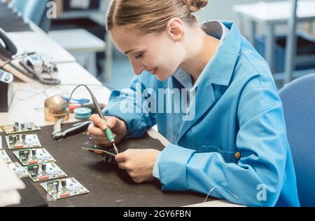 Arbeiter in der Elektronikfertigung Löten eines Bauteils für die Prototypenserie von Hand Stockfoto