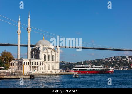 Die Mecidiye Moschee wurde 1854 von Sultan Abdül Mecit erbaut und die Bosporus-Brücke in Ortakoy am europäischen Ufer des Bosporus, Istanbul, Türkei Stockfoto