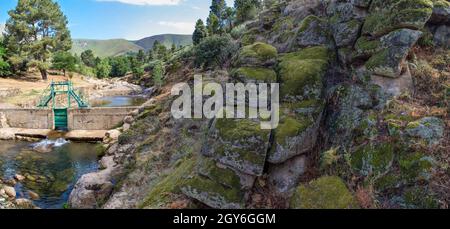 Acebo natürlicher Swimmingpool. Kristallklares Wasser im Herzen der Berge der Sierra de Gata. Caceres, Extremadura, Spanien Stockfoto