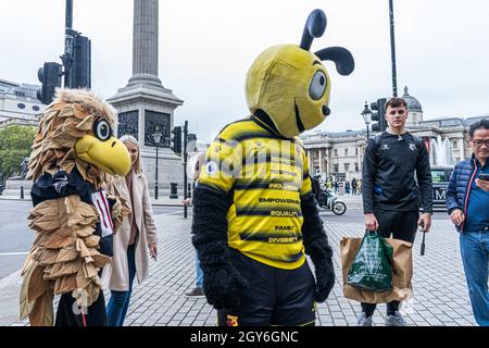 WESTMINSTER LONDON, GROSSBRITANNIEN. 7 Oktober 2021. Harry, die Horne, und Freddie, die Falcon Maskottchen, werden in Westminster vor dem NFL-Spiel zwischen den Atlanta Falcons und den New Jets, das am Sonntag, 10. Oktober im Vicarage Road Stadium gespielt wird, zusammen gesehen.Quelle: amer ghazzal/Alamy Live News Stockfoto