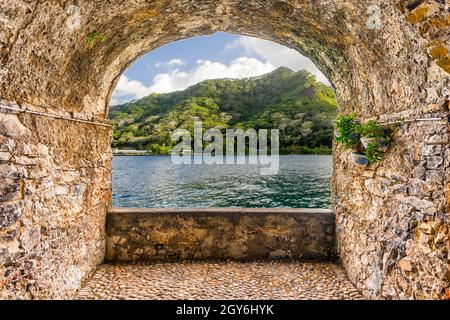 Scenic rock arch Balkon mit Blick auf einen tropischen Strand in Moorea, Französisch Polynesien Stockfoto