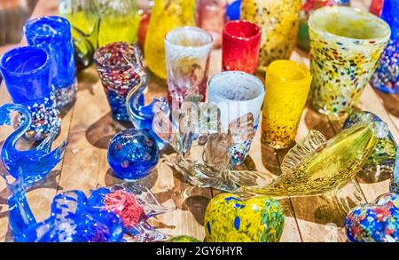 Traditionelle bunte murano glas Pokale für den Verkauf in die Insel Murano, Venedig, Italien. Die Insel ist eine beliebte Attraktion für Touristen, berühmt für seine gl Stockfoto