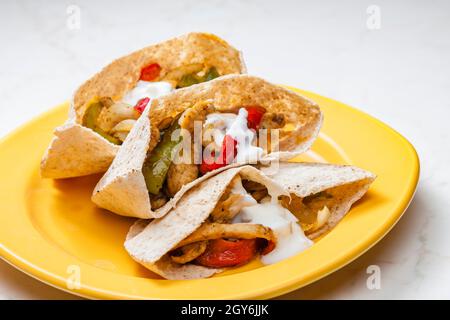 Vollkornpitta-Brot gefüllt mit gegrilltem Hühnerfleisch, Jalapenos und rotem Pfeffer Stockfoto