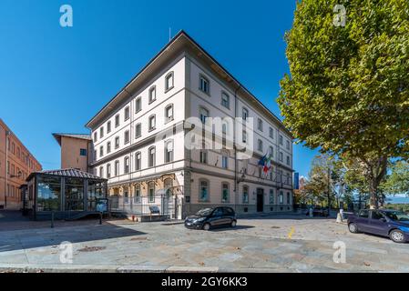 Cuneo, Piemont, Italien - 6. Oktober 2021: Das Gebäude des Polizeihauptquartiers von Cuneo auf der Piazza Torino Stockfoto