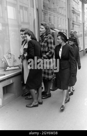 Sterben sie Weltmeisterin Anni Kapell Beim Einkaufen Mit Freundinnen in Düsseldorf, Deutsches Reich 1941. Weltmeisterin Anni Kapell einkaufen gehen, mit Freunden in Düsseldorf, Deutschland 1941. Stockfoto