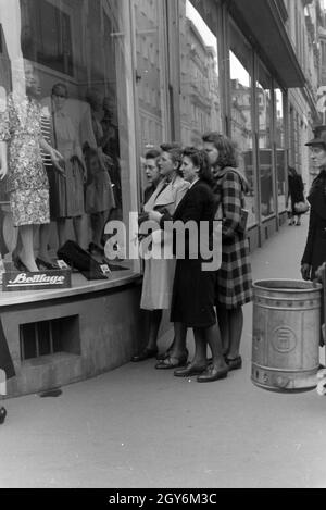 Sterben sie Weltmeisterin Anni Kapell Beim Einkaufen Mit Freundinnen in Düsseldorf, Deutsches Reich 1941. Weltmeisterin Anni Kapell einkaufen gehen, mit Freunden in Düsseldorf, Deutschland 1941. Stockfoto