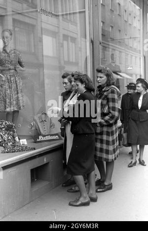 Weltmeisterin Anni Kapell beim Einkaufen mit Freundinnen in Düsseldorf, Deutsches Reich 1941 sterben. Weltmeister Anni Kapell einkaufen gehen mit Freunden in Deutschland, Düsseldorf 1941. Stockfoto