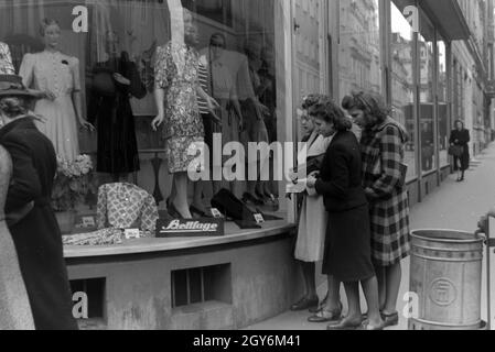 Sterben sie Weltmeisterin Anni Kapell Beim Einkaufen Mit Freundinnen in Düsseldorf, Deutsches Reich 1941. Weltmeisterin Anni Kapell einkaufen gehen, mit Freunden in Düsseldorf, Deutschland 1941. Stockfoto