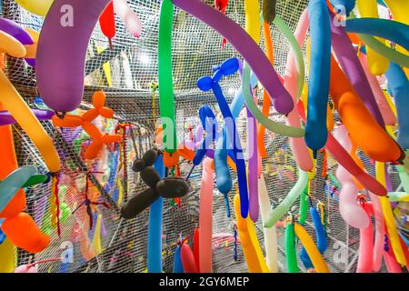 Farbenfrohe, längliche Luftballons. Drehort: Metropolregion Tokio Stockfoto