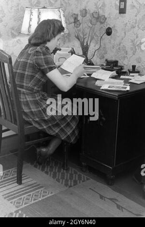 Sterben sie Weltmeisterin Anni Kapell eine Dachmarke Schreibtisch, Deutsches Reich 1941. Weltmeisterin Anni Kapell an ihrem Schreibtisch und Deutschland 1941 Stockfoto